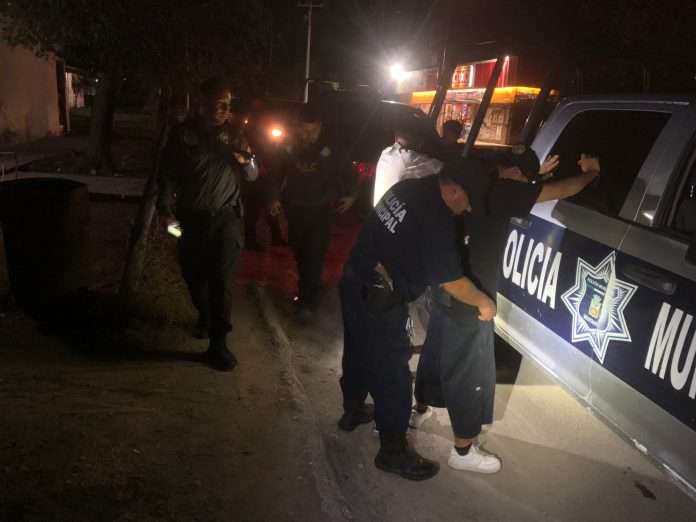 La Dirección de Seguridad Pública de Múzquiz, bajo la instrucción de la alcaldesa Laura Jiménez Hernández, realiza operativos permanentes de desarme en colonias conflictivas