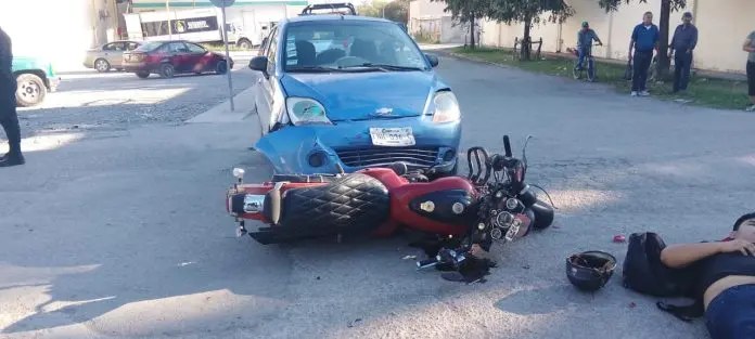 Accidente vial en el sector La Casa Azul de Múzquiz deja dos motociclistas lesionados
