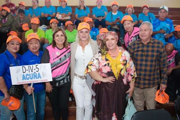 La alcaldesa Laura Jiménez Gutiérrez dio la bienvenida a los participantes y expresó su alegría por recibirlos nuevamente en el municipio