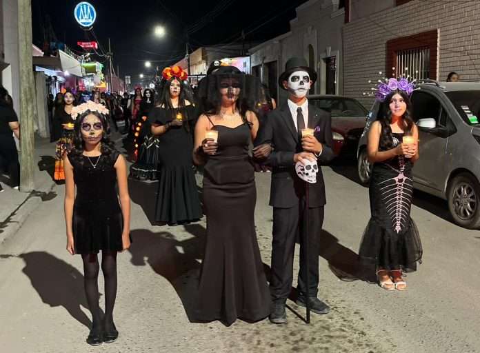 ás de 100 alumnos de la Secundaria del Estado Agustín Terrazas Menchaca participaron en la tradicional caminata de Catrinas y Catrines en Múzquiz