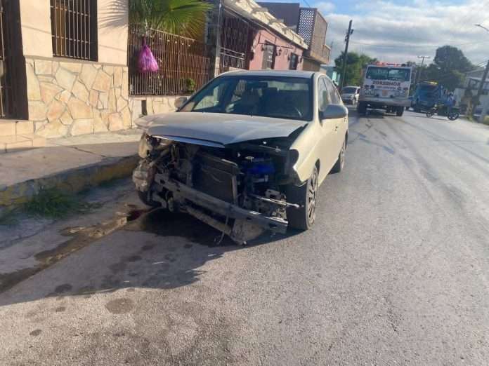 Apresurada madre de familia provoca choque en Nueva Rosita