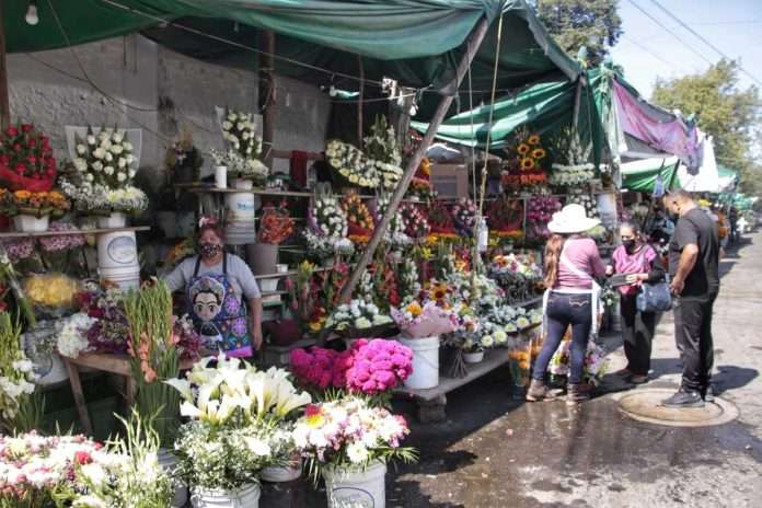 Listos comerciantes para vender afuera de panteones de Monclova