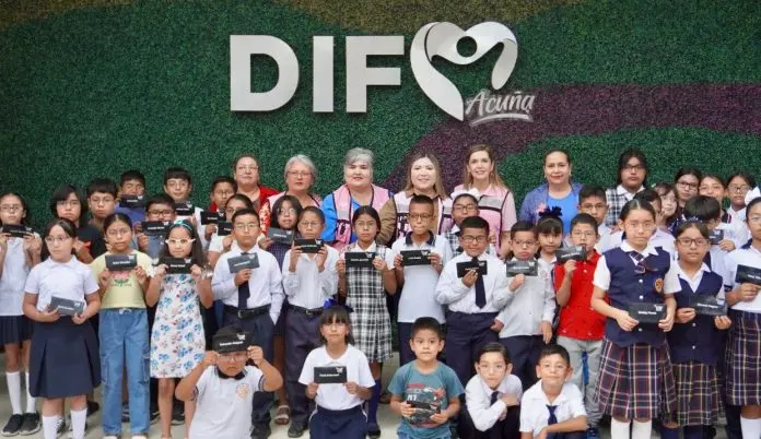 Entrega DIF Acuña lentes a estudiantes