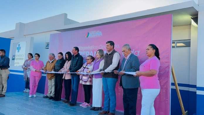Entrega Emilio de Hoyos mastógrafo en la Unidad Médica La Esperanza