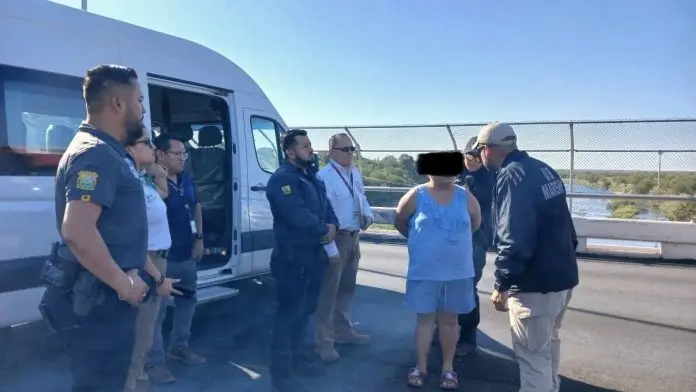 Detienen en Acuña a mujer buscada por tráfico de personas en Texas