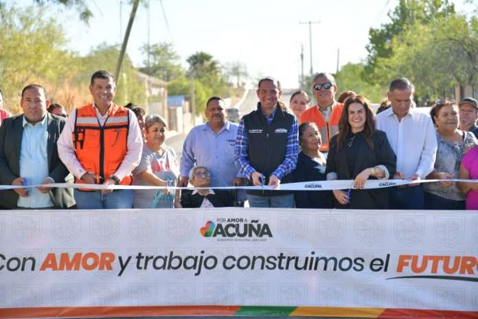 Entrega Emilio de Hoyos pavimento en la 28 de junio
