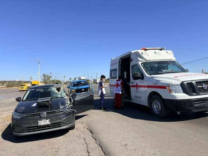 Pipa de agua provoca accidente en Sabinas