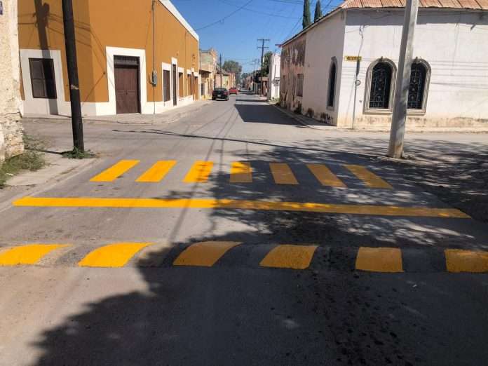 El Gobierno Municipal de Múzquiz refuerza la seguridad vial con la instalación de pasos peatonales en zonas escolares