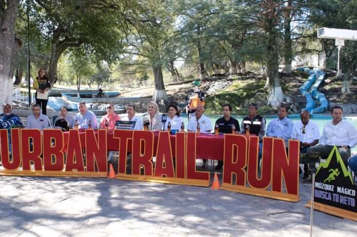 la alcaldesa Laura Jiménez Gutiérrez, acompañó en la presentación de la sexta edición del Urban Trail Múzquiz 2025