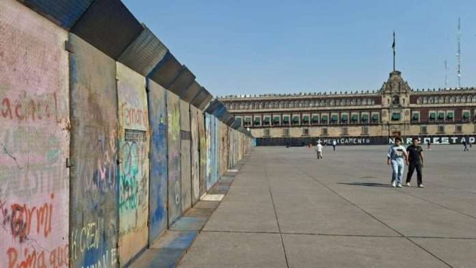 Colocan vallas en el Zócalo