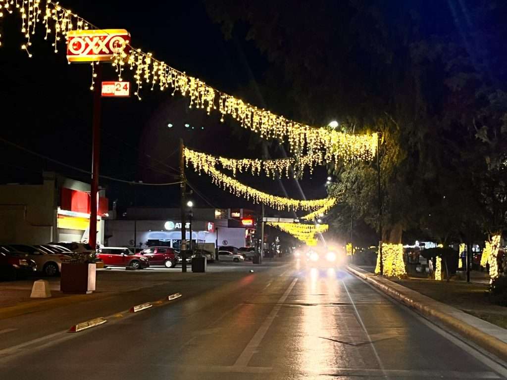 Avanza la iluminación navideña en Torreón con la instalación de las cascadas de luz en calzada Colón