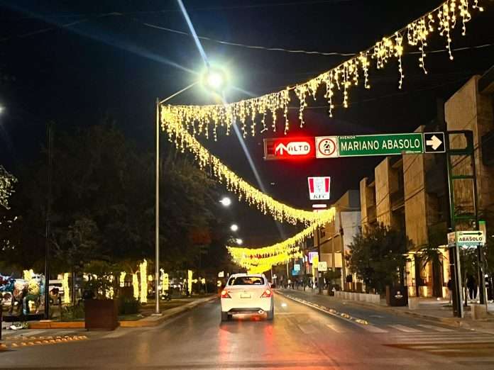 Avanza la iluminación navideña en Torreón con la instalación de las cascadas de luz en calzada Colón