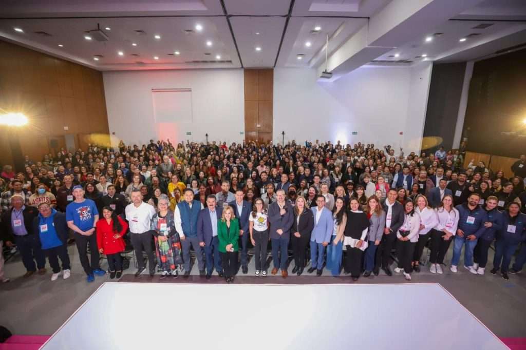 Continúa Inspira capacitando a maestros de inglés Level Up