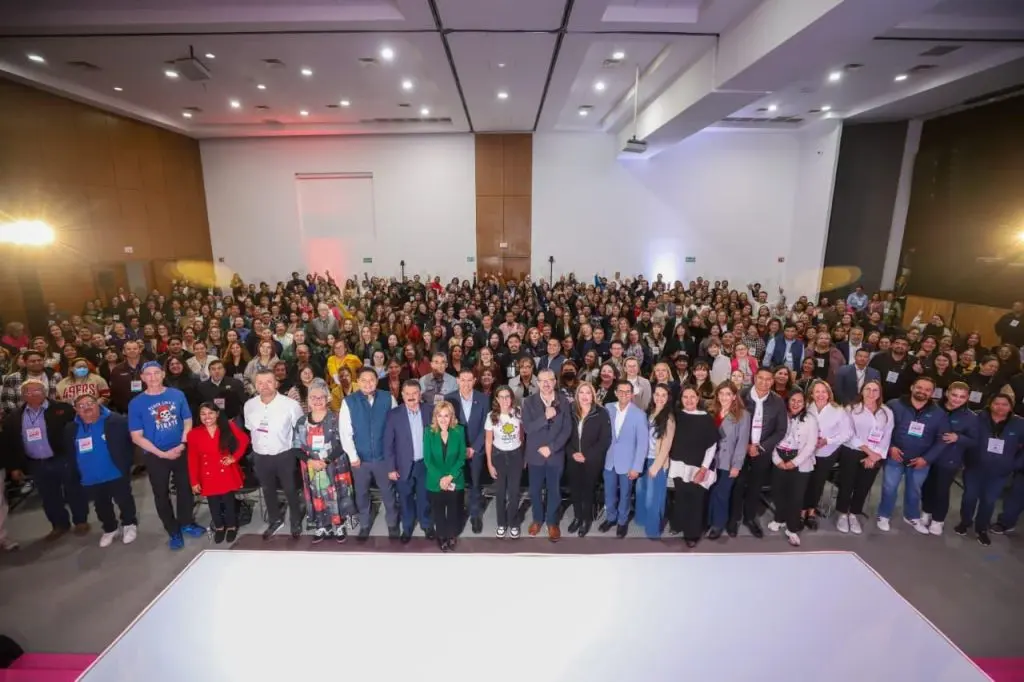 Continúa Inspira capacitando a maestros de inglés Level Up