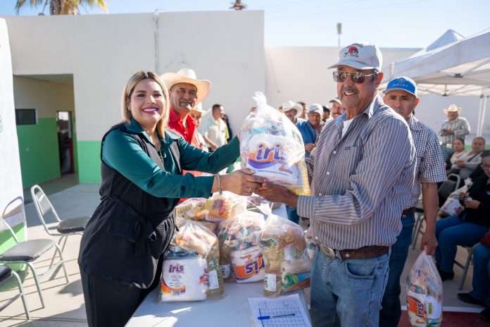Entrega Yesica Sifuentes programa alimentario a familias de ejidos de Castaños