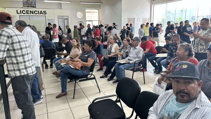 La oficina regional de Recaudación de Rentas reportó un incremento notable de contribuyentes aprovechando los incentivos del Buen Fin, registrando más de cuatrocientos trámites diarios según información proporcionada internamente.