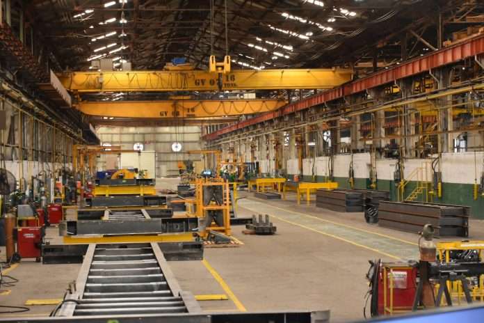 El presidente de Canacintra en Monclova, Jorge Mtanous Falco, confirmó que varias empresas de la región centro muestran señales de recuperación tras meses de incertidumbre productiva. Entre ellas destacó a Maxion y Nemak, que han iniciado procesos de recontratación de personal luego de superar los paros técnicos que afectaron su producción durante el año.