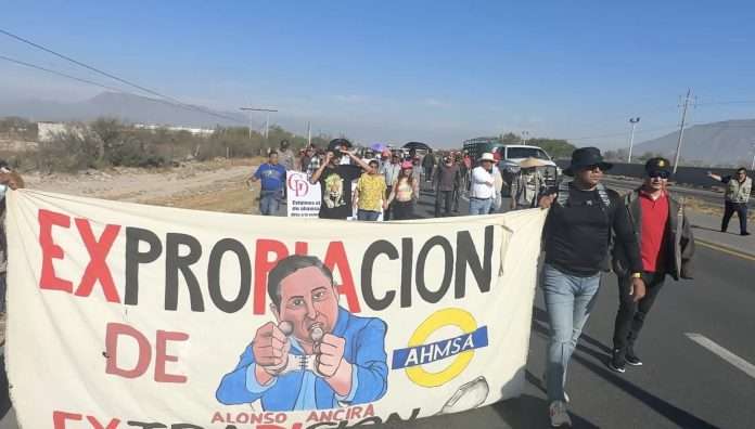 Los manifestantes esperan arribar a la capital del estado con la intención de ser atendidos por autoridades federales y estatales que puedan responder a sus demandas.