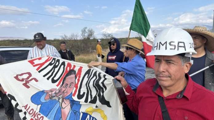 La marcha de trabajadores y extrabajadores de Altos Hornos de México (AHMSA) hacia Saltillo con la presión social generada obligó al gobierno federal a acelerar la venta de la siderúrgica, afirmó Julián Torres Ávalos, representante de los obreros.
