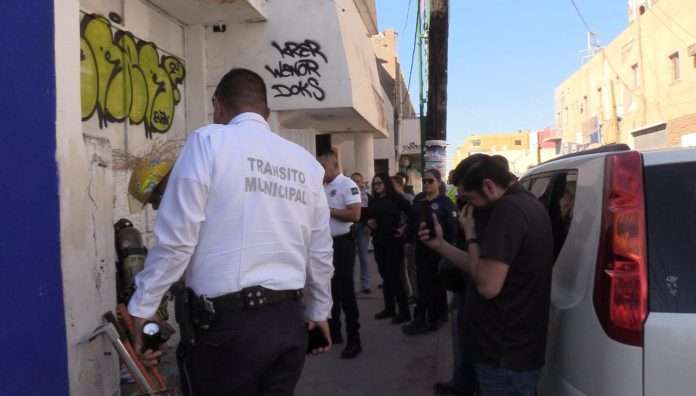 Un fuerte operativo policiaco y de auxilio se registró la mañana de este jueves en un antiguo bar ubicado sobre la calle Venustiano Carranza, entre Juárez y Zaragoza, en el primer cuadro de Monclova, luego de que vecinos reportaran intensos olores fétidos provenientes del inmueble abandonado. Creían que había un cadáver en el lugar.