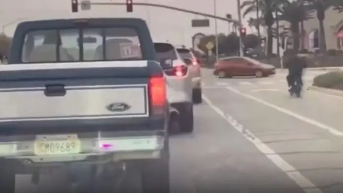 Joven motociclista sufre accidente
