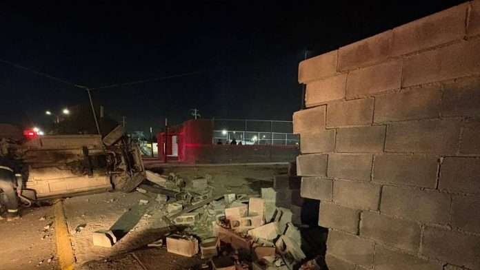 Joven vuelca su vehículo