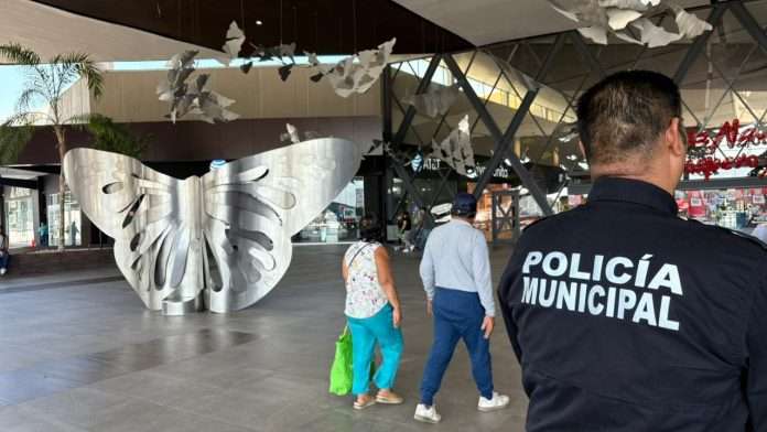 La Dirección de Seguridad Pública Municipal de Monclova informó que, por instrucciones del alcalde Carlos Villarreal, se implementó un operativo especial de supervisión en comercios para garantizar un Buen Fin seguro para toda la población, con apoyo de elementos, cadetes y personal del C2 encargado del monitoreo de cámaras de vigilancia distribuidas en la ciudad.