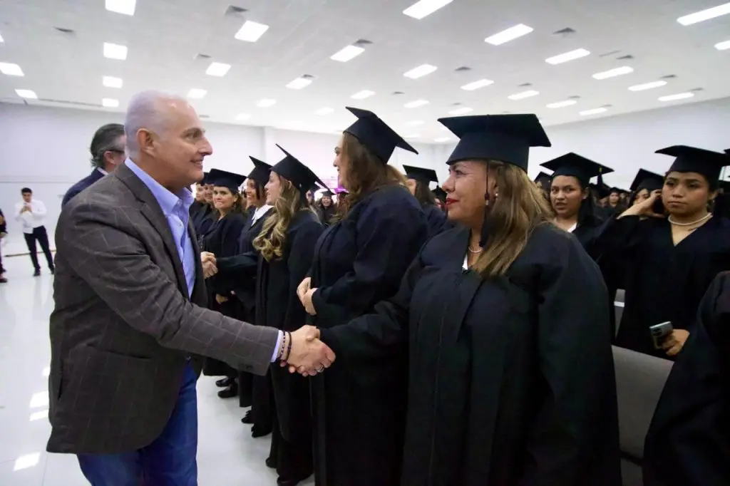Paola Rodríguez y Román Cepeda entregan certificados de preparatoria y becas a "Mujeres echadas pa' delante"