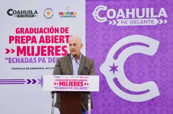 Paola Rodríguez y Román Cepeda entregan certificados de preparatoria y becas a 