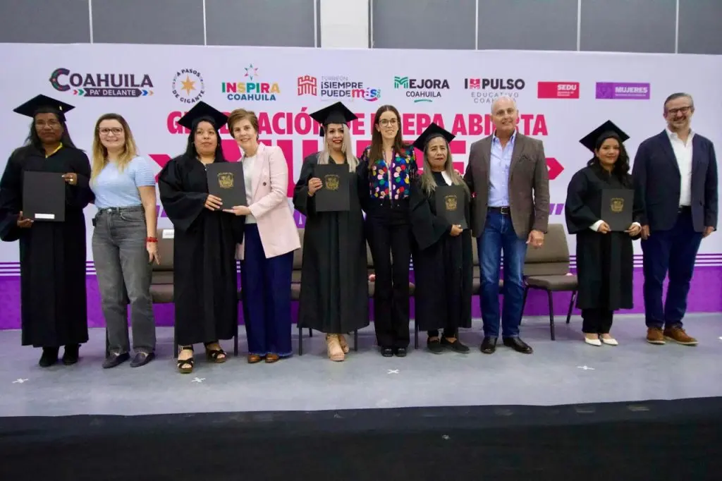 Paola Rodríguez y Román Cepeda entregan certificados de preparatoria y becas a "Mujeres echadas pa' delante"