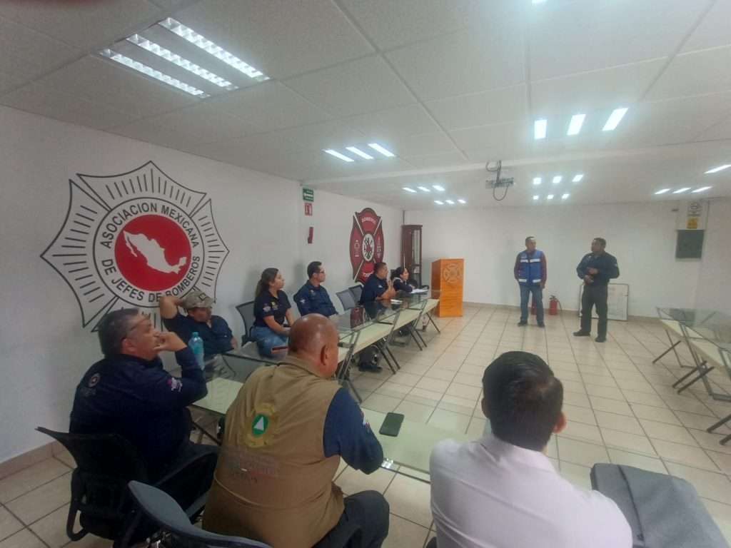 Protección Civil y Bomberos de Torreón recibe capacitación en seguridad eléctrica