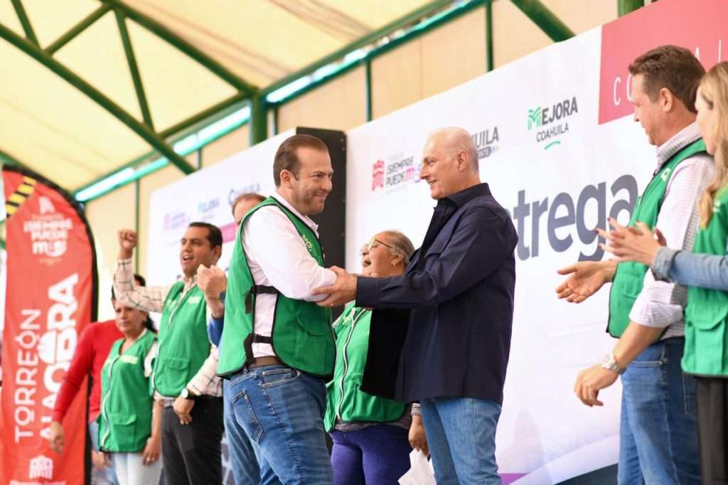Román Cepeda entrega techumbre y la rehabilitación de la plaza en Las Julietas