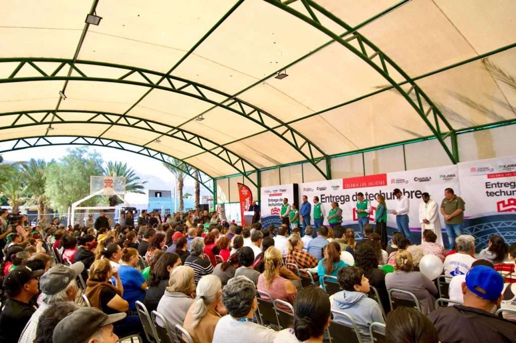 Román Cepeda entrega techumbre y la rehabilitación de la plaza en Las Julietas