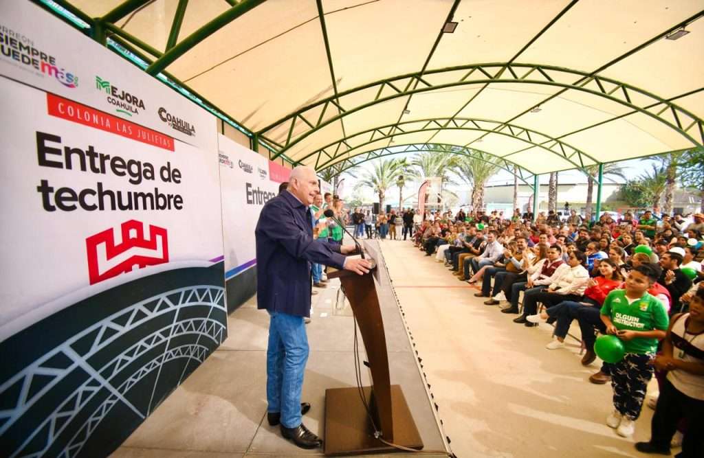 Román Cepeda entrega techumbre y la rehabilitación de la plaza en Las Julietas