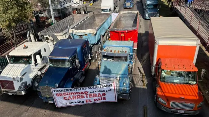 Transportistas se manifiestan por inseguridad y extorsión en el país.