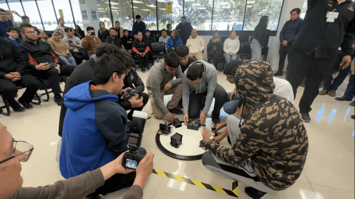 Estudiantes de ingeniería de la Universidad Tecnológica de la Región Centro de Coahuila (UTRCC) realizaron un combate de sumo de mini robots creados por los propios alumnos de Mecatrónica en la institución educativa. 