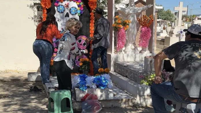 Los panteones municipales de Monclova, Guadalupe y Sagrado Corazón registraron una gran afluencia este 2 de noviembre, cuando miles de familias acudieron a rendir homenaje a sus seres queridos fallecidos, en el marco del tradicional Día de Muertos.