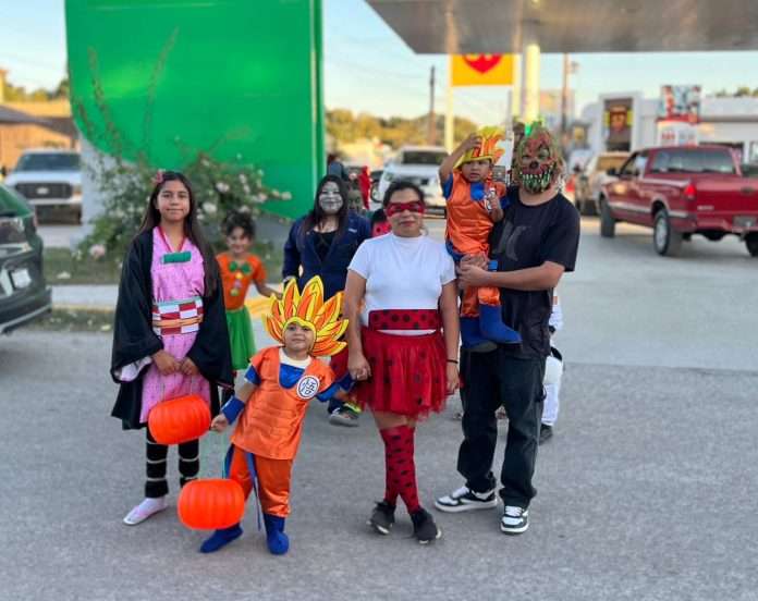 Familias de Múzquiz celebraron Halloween 2025 con disfraces, música y convivencia familiar