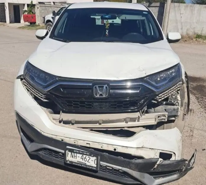 Un choque entre una camioneta y un automóvil en la colonia El Magisterio de Múzquiz dejó cuantiosos daños materiales.