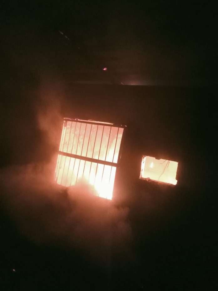 Bomberos de Múzquiz atendieron un incendio en una vivienda de la calle Mina.