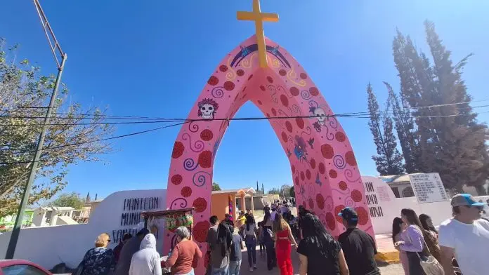 Cientos de familias visitaron el Panteón Municipal Santa Rosa en Múzquiz para conmemorar el Día de Muertos 2025