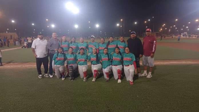 Liga Gachupines de Sóftbol, rama femenil, encuentro disputado entre los equipos Díablas y Tuzas