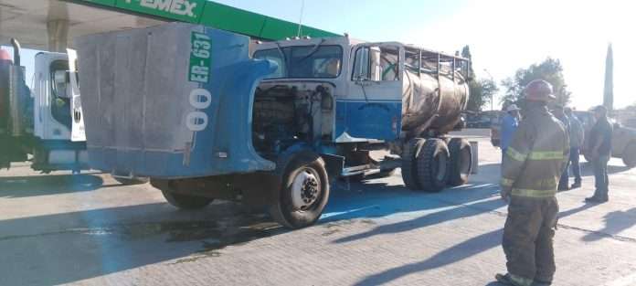Un tractocamión sufrió un conato de incendio por corto circuito en una gasolinera de Múzquiz