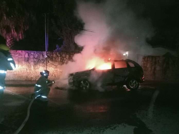 Bomberos de Múzquiz atendieron un incendio en el barrio La Casa Azul, donde una camioneta Captiva 2013 se incendió por un sobrecalentamiento.
