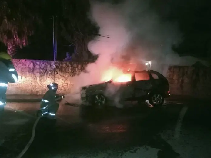 Bomberos de Múzquiz atendieron un incendio en el barrio La Casa Azul, donde una camioneta Captiva 2013 se incendió por un sobrecalentamiento.