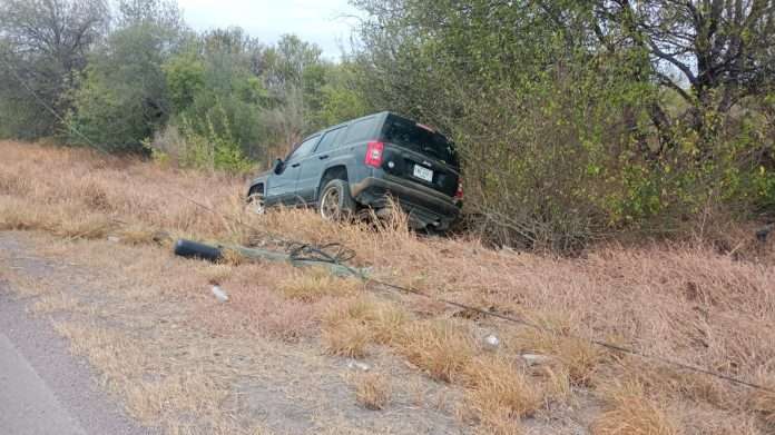 Autoridades localizaron una Jeep Patriot volcada y abandonada sobre la carretera Múzquiz–Rosita