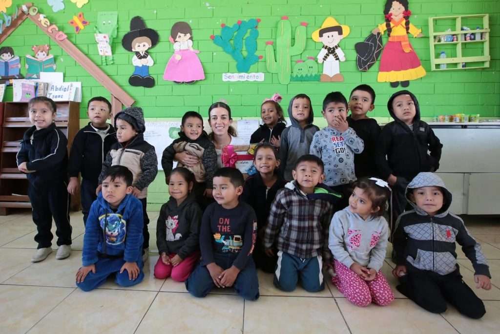 Paola Rodríguez López, presidenta de Inspira Coahuila, visitó Palaú y Múzquiz con el cuento “El Monstruo de Colores”