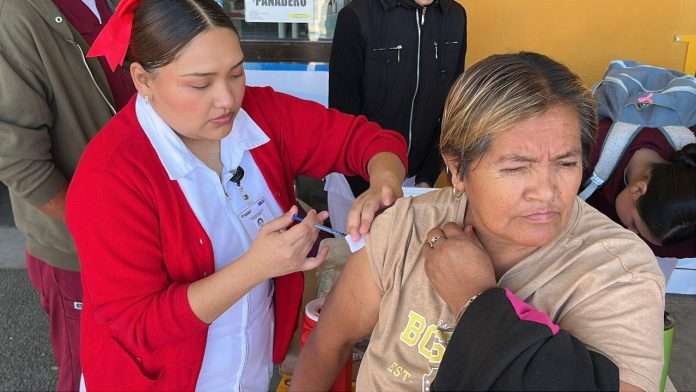 El DIF Múzquiz y la Secretaría de Salud aplicaron vacunas contra COVID-19 e Influenza a empacadores adultos mayores