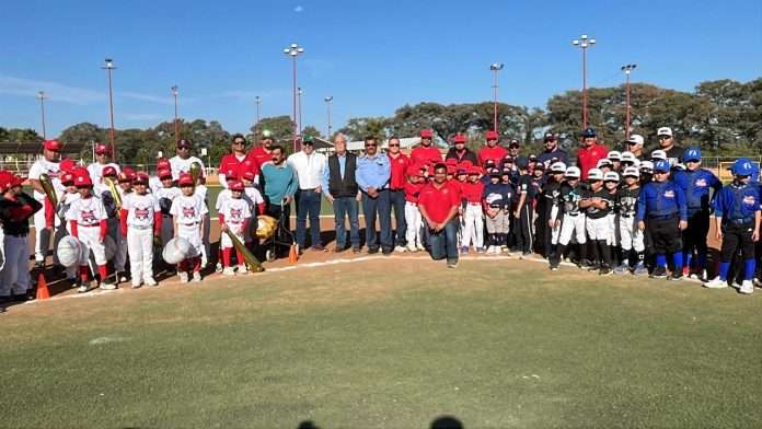 En representación de la alcaldesa Laura Jiménez Gutiérrez, encabezó la ceremonia inaugural el Ing. Héctor Miguel García, Síndico de Mayoría