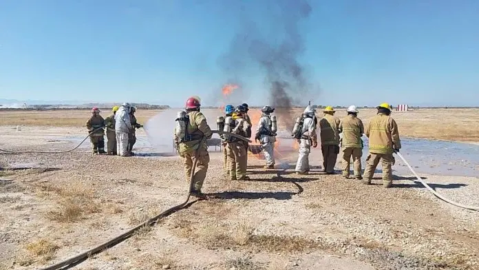 Capacitación en combate de incendios de aeronaves concluye en el Aeropuerto de Nueva Rosita con la participación de bomberos y corporaciones de la Región